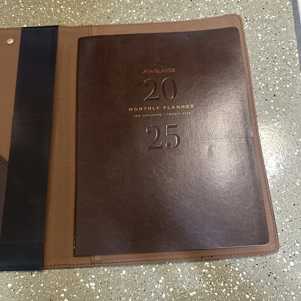 AT-A-GLANCE My Month 2025 Clipboard Planner Dark Brown Faux Leather YP600-09‎